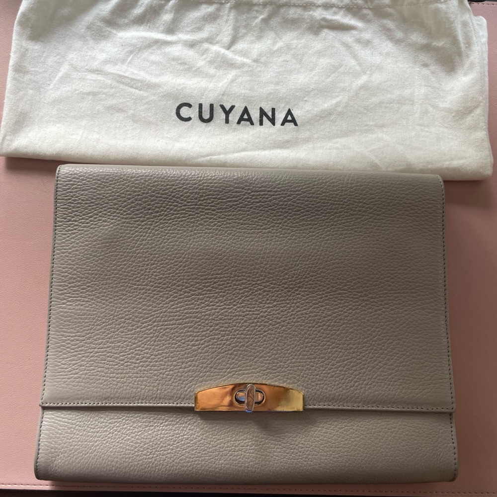 Cuyana Large Pebbled Leather Clutch in Grey